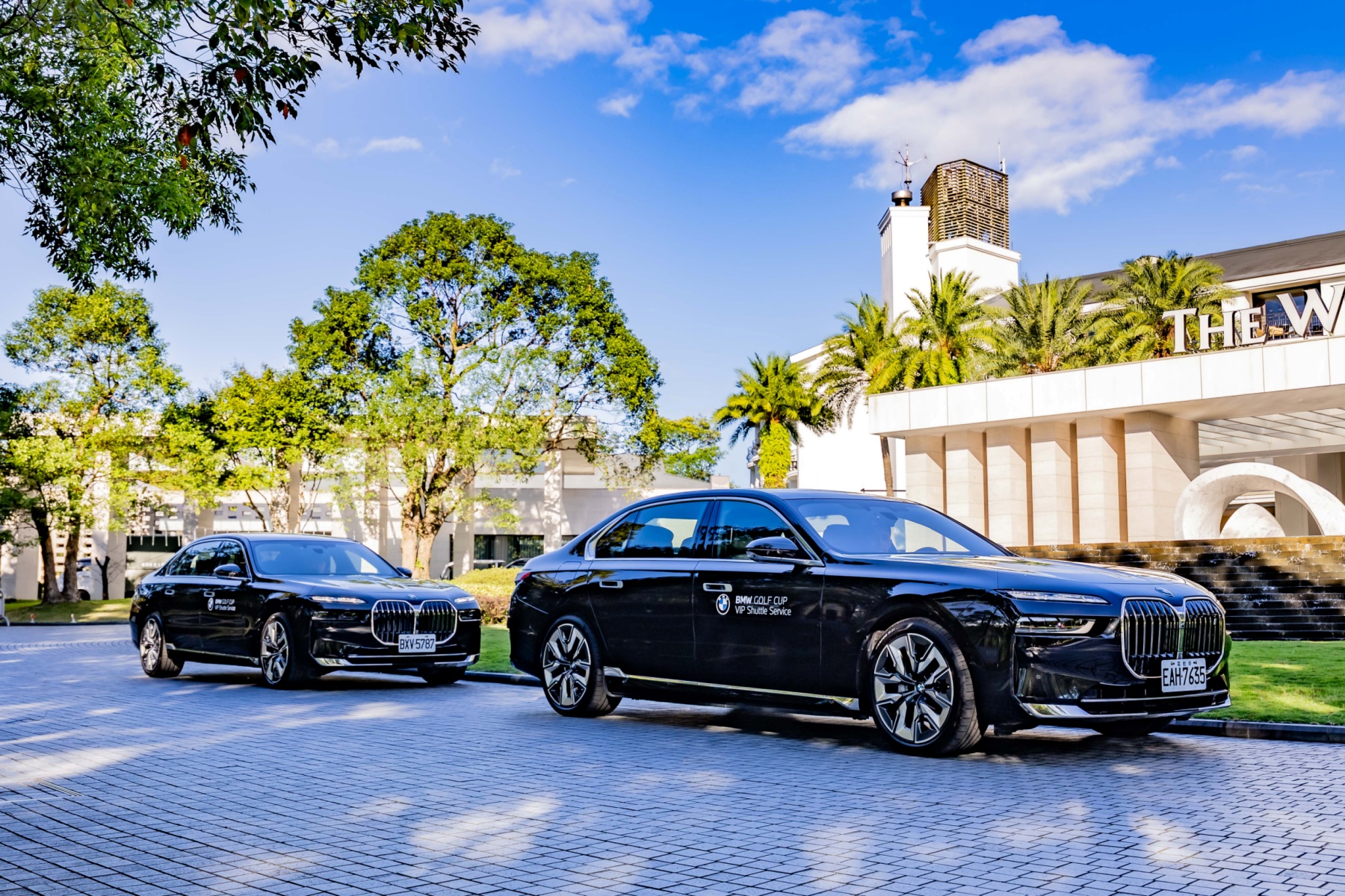 [新聞照片三]作為BMW車主專屬的頂級高爾夫盛會，BMW總代理汎德全程以極致禮遇體現品牌風範，特別以BMW 7系列與i7純電旗艦房車提供尊榮接駁服務，盡顯豪華移動的格局與氣度